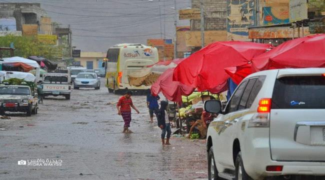 هطول أمطار متفرقة على  المنطقة الوسطى بأبين ..(صور)