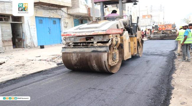 بدء أعمال سفلتة شارع السواعي بالمعلا في عدن