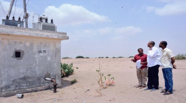 باخبيرة يطلع على أعمال تركيب الشبكة الكهربائية الجديدة بحقل مياه بئر أحمد