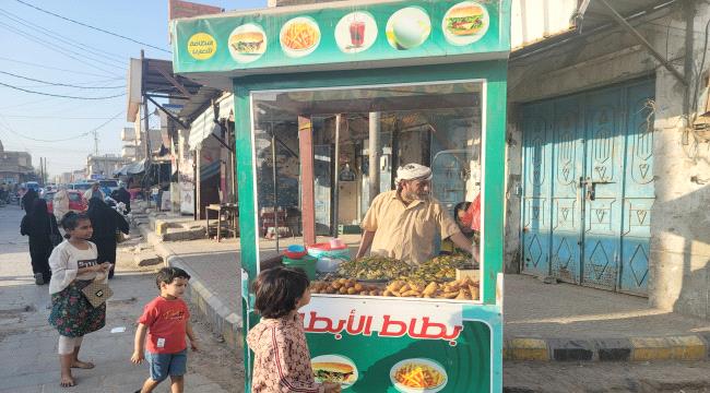 مسن يصارع الفقر بعربة "الوجبات السريعة" في لحج 