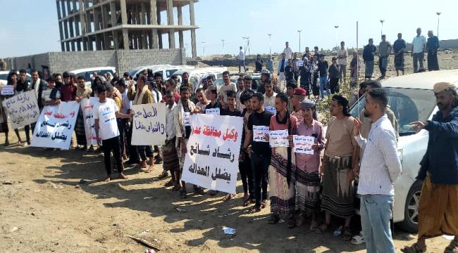 وقفة احتجاجية غاضبة أمام المحكمة الجزائية في عدن للمطالبة بالعدالة في قضية المغدور سالم الردفاني